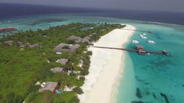 Hermosa isla con playa de arena — Vídeos de Stock