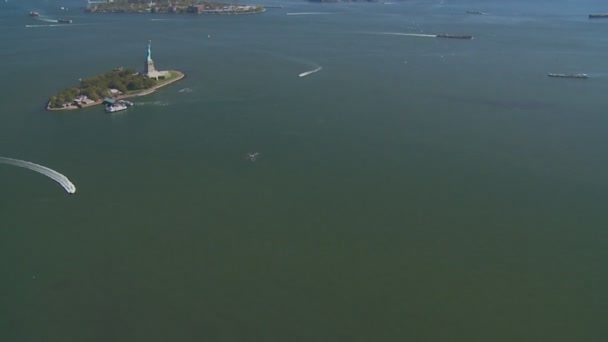 Vista aérea sobre estátua da liberdade — Vídeo de Stock