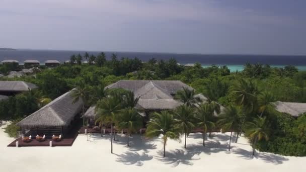 Île tropicale avec station balnéaire — Video