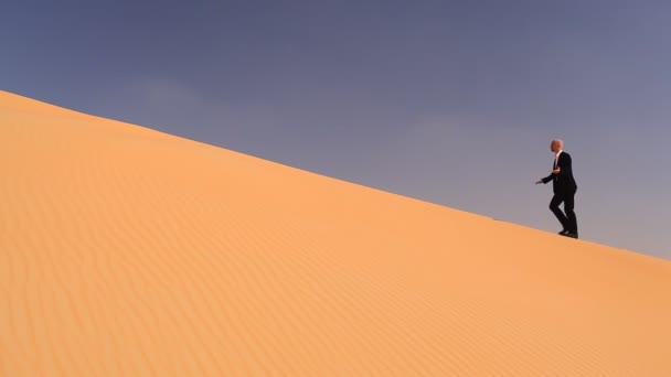 homme d'affaires désespéré dans le désert 