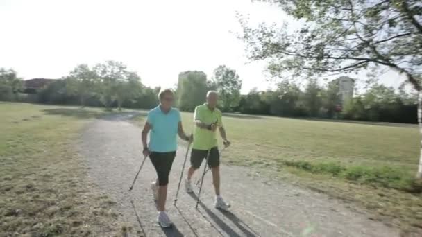 Paar lopen buiten — Stockvideo