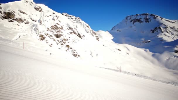 Snijwerk op piste skiër — Stockvideo