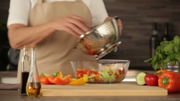Míchání čerstvý salát — Stock video