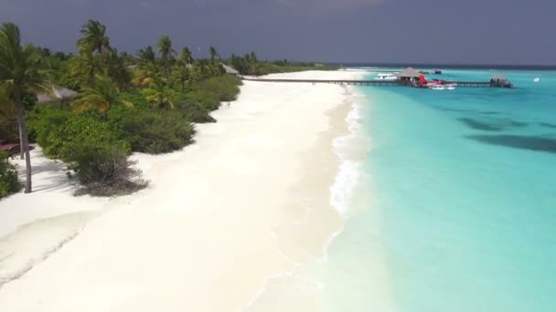 Політ уздовж пляжу тропічного острова — стокове відео