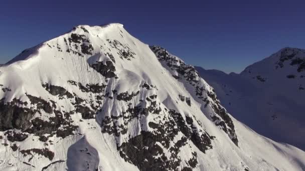 Perto de neve aérea coberto pico de montanha — Vídeo de Stock