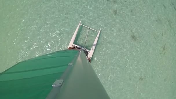 Catamaran zeilen in de tropische lagune — Stockvideo