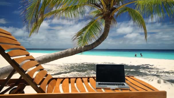 Laptop op strand bed — Stockvideo