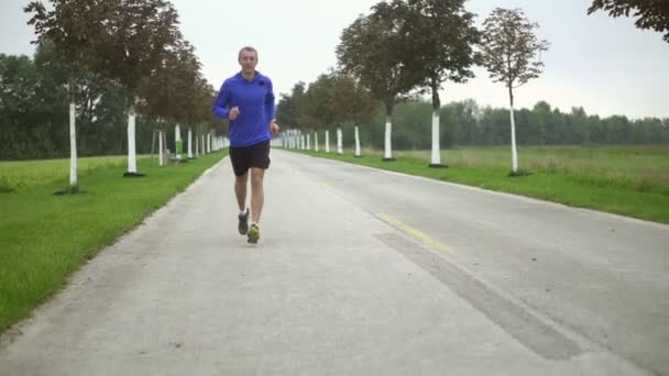 Câmara lenta jogging homem — Vídeo de Stock