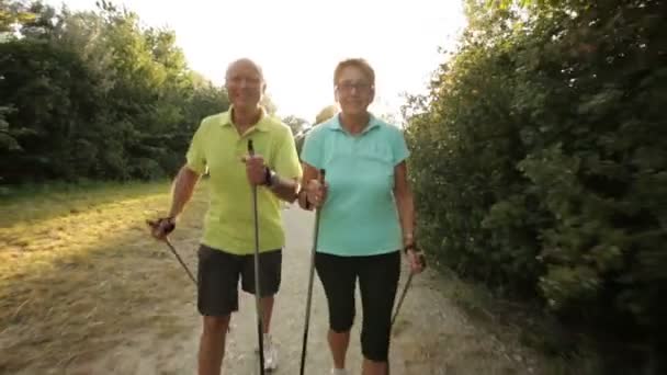 Casal andando ao ar livre — Vídeo de Stock