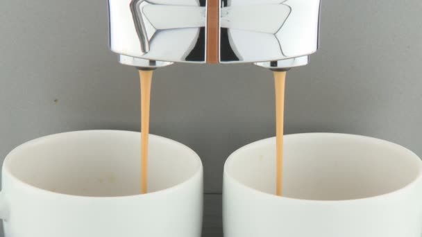 Кофеварка с двумя чашками — стоковое видео