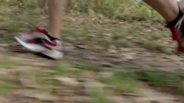 Detalle zapatillas de running en movimiento — Vídeo de stock