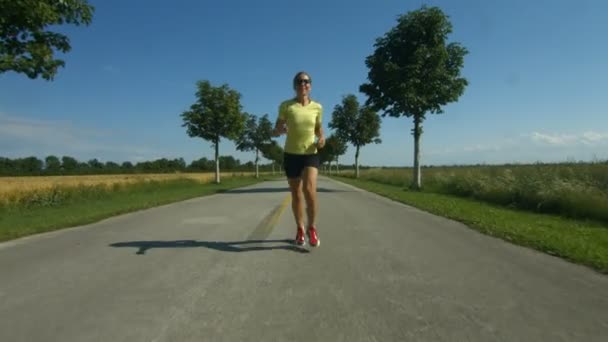 Donna felice che corre sulla strada vuota — Video Stock