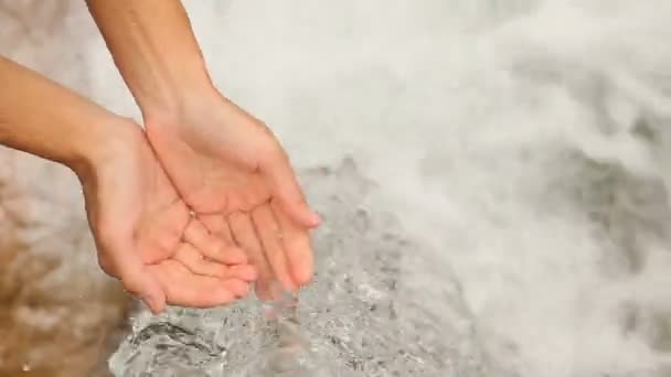 Жінка п'є з чистого водоспаду — стокове відео