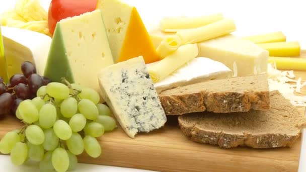 Placa de queso con aceite de oliva — Vídeo de stock