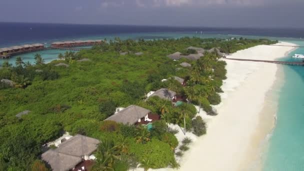 Bela ilha com praia de areia — Vídeo de Stock