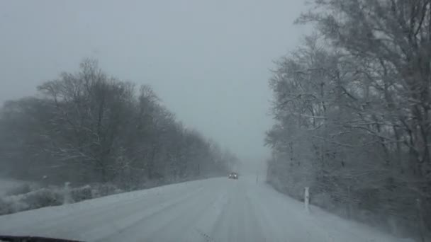 Voiture de conduite sur la rue enneigée en hiver — Video