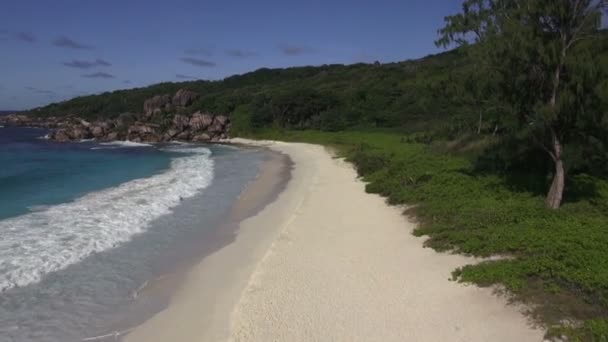 Flygande över vackra ö stranden — Stockvideo