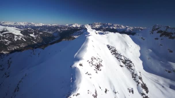 空中の山の頂と冬のパノラマ — ストック動画