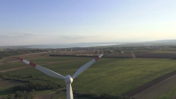 Vista aérea del primer plano de la turbina eólica — Vídeos de Stock