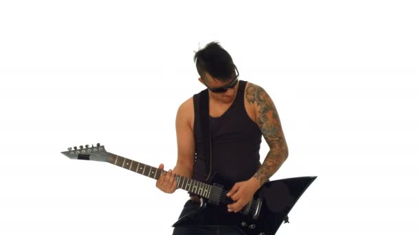 Guitarrista joven loco en blanco — Vídeo de stock