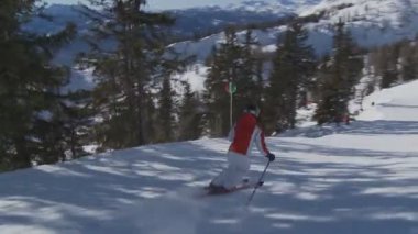 boş yamacında kadın kayakçı