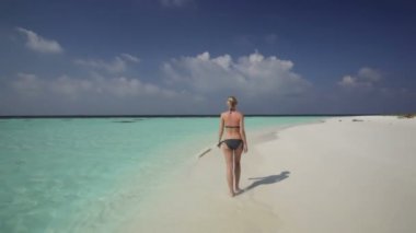 Sahilde yürüyüş bikinili güzel kadın