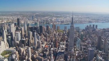 Empire state Binası çevresinde uçuş