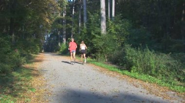 Ormanın içinden çalışan çift 