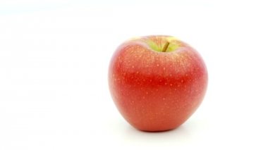 beyaz üzerine dönen elma  