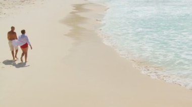 Yaşlı çift yürüyor 