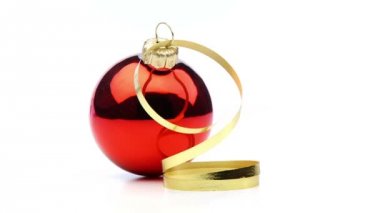 Tek parlak kırmızı Noel top
