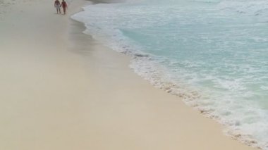 Yaşlı çift yürüyor 