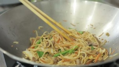 Wok içinde pişmiş makarna