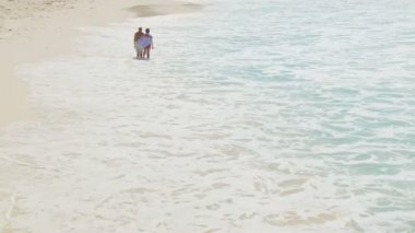 Yaşlı çift yürüyor 