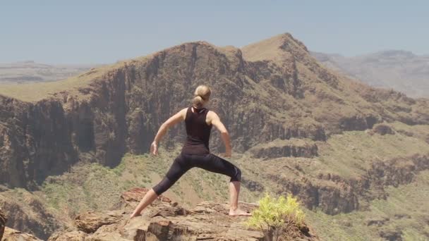 Femme faisant du yoga — Video