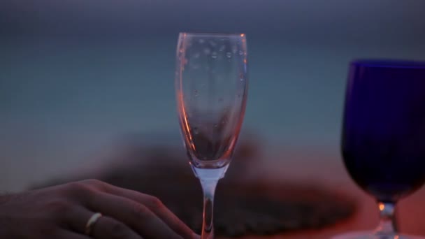 Наливая шампанское в бокал — стоковое видео