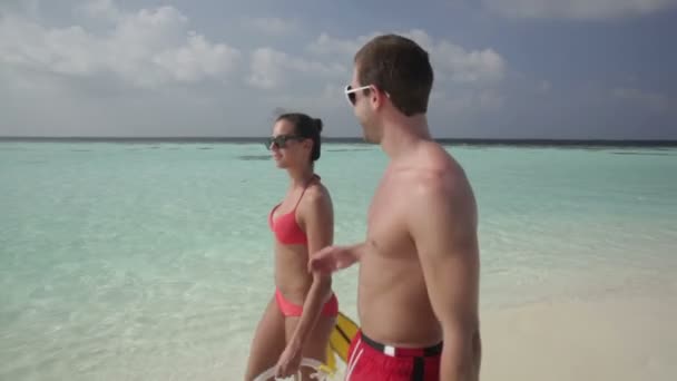 Couple walking along lagoon — Stock Video