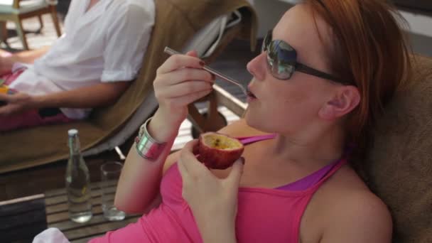 Mujer comiendo fruta de la pasión — Vídeos de Stock