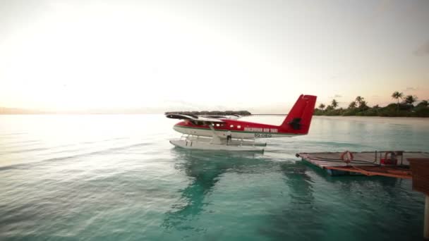 Wasserflugzeug verlässt Steg — Stockvideo