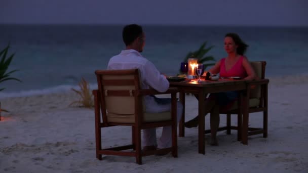 Abendessen bei Kerzenschein am Strand — Stockvideo