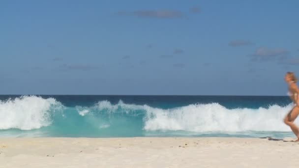 Mujer en bikini blanco saltando — Vídeo de stock