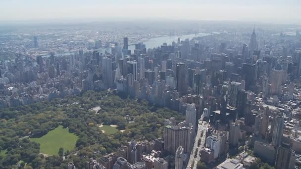 Flug über manhattan Wolkenkratzer — Stockvideo