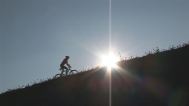 Mountainbiker riding up on hill — Stock Video