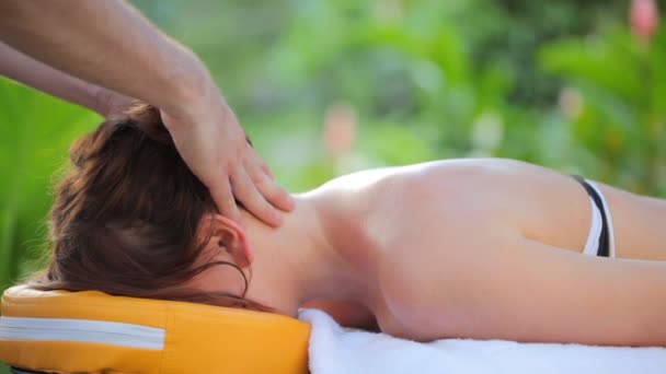 Femme appréciant le massage de la tête — Video