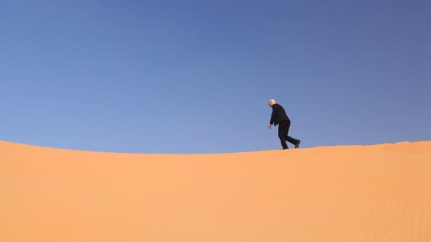 Empresário desesperado no deserto — Vídeo de Stock