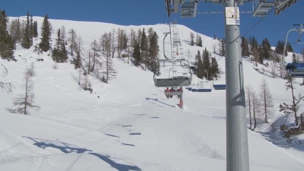 Pista de esqui com elevador de cadeira — Vídeo de Stock
