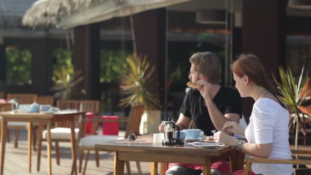 Casal tomando café da manhã — Vídeo de Stock