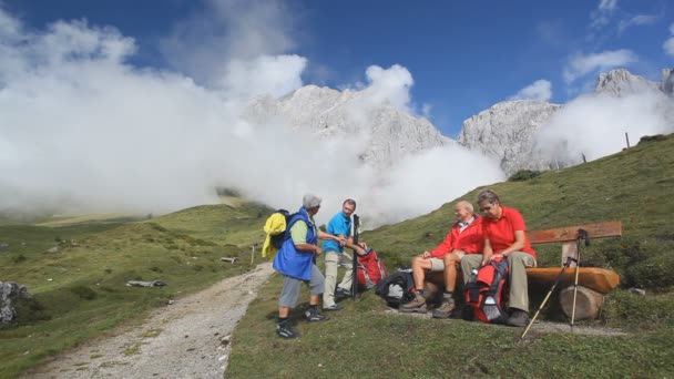 Cuatro excursionistas descansando — Vídeo de stock