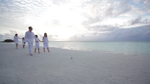 Família com crianças andando na praia tropical — Vídeo de Stock