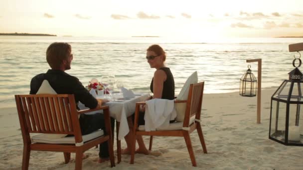 Pareja cenando frente al océano — Vídeos de Stock